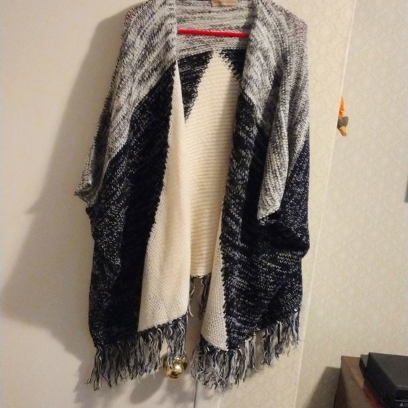 Do Everything in Love Anthropologie black and white poncho shawl with tassels - Picture 1 of 4